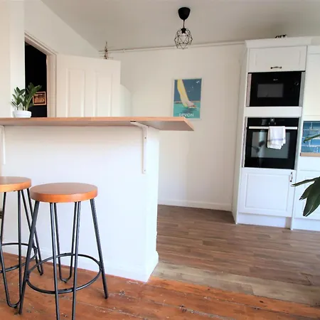 Contemporary In Friendly Easton, Free Parking