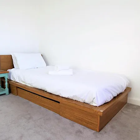 Contemporary In Friendly Easton, Free Parking