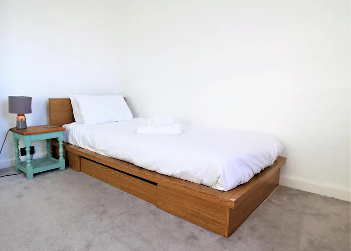 Contemporary In Friendly Easton, Free Parking