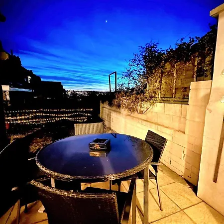 Contemporary In Friendly Easton, Free Parking Holiday home