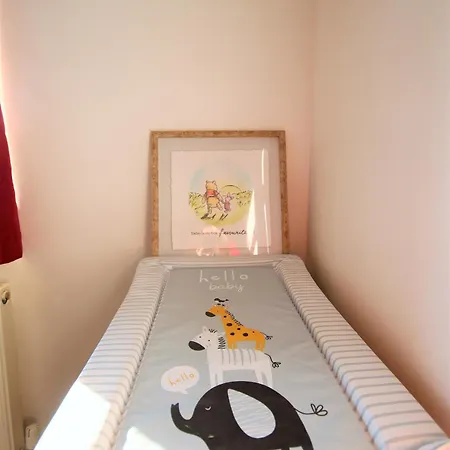 Contemporary In Friendly Easton, Free Parking Holiday home
