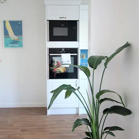 Contemporary In Friendly Easton, Free Parking Holiday home Bristol