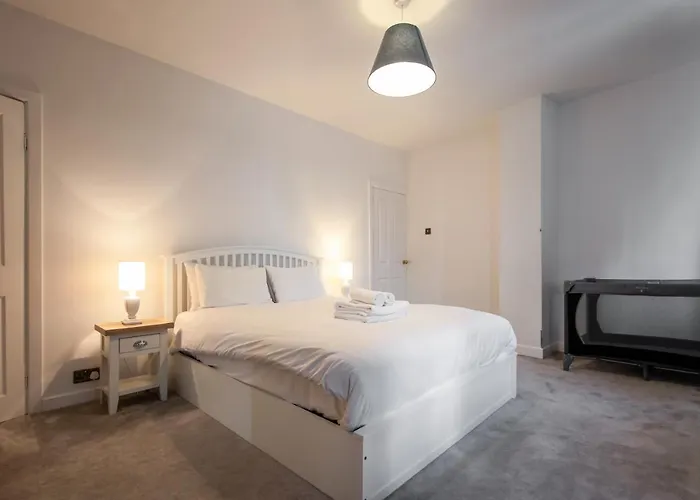 Contemporary In Friendly Easton, Free Parking Bristol