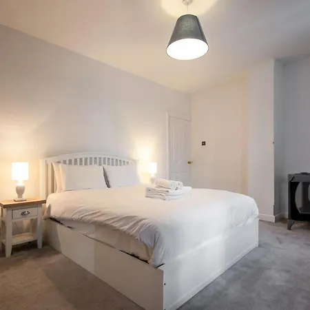 Contemporary In Friendly Easton, Free Parking Bristol
