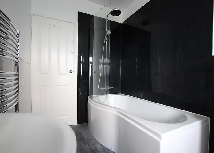 Contemporary In Friendly Easton, Free Parking *