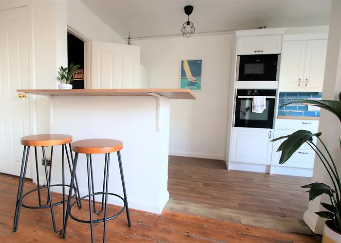 Contemporary In Friendly Easton, Free Parking